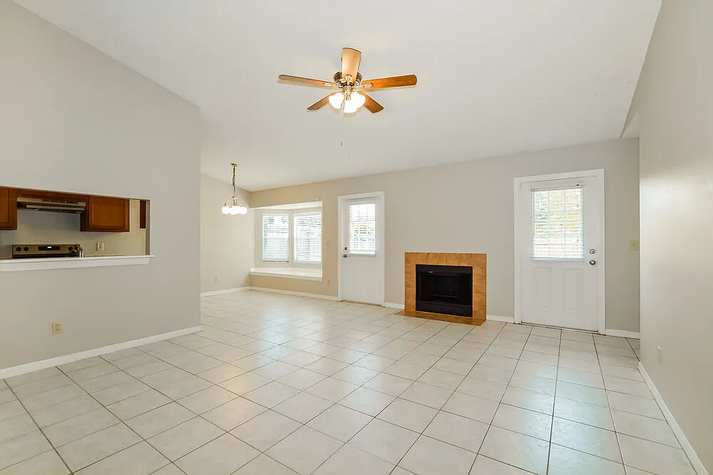 3 bed, 2.0 bath, 1201 sqft, $3,040 — Photo 4