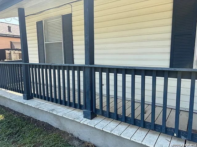 3 bed, 1.0 bath, 1004 sqft, $1,400 — Photo 2