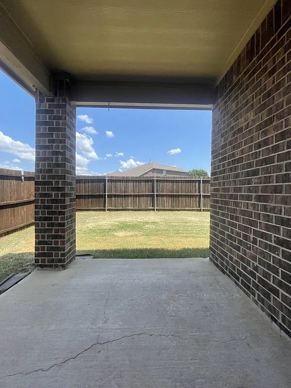 4 bed, 2.0 bath, 1892 sqft, $1,950 — Photo 2