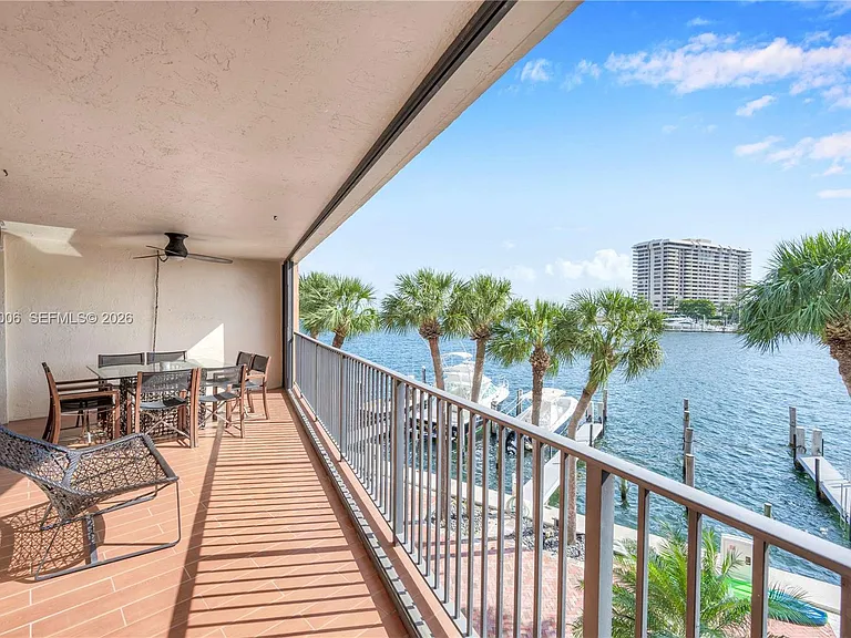 1700 S Bayshore Ln #3B — Photo 1