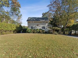 4 Crestview Dr, Remsenburg, NY 11960