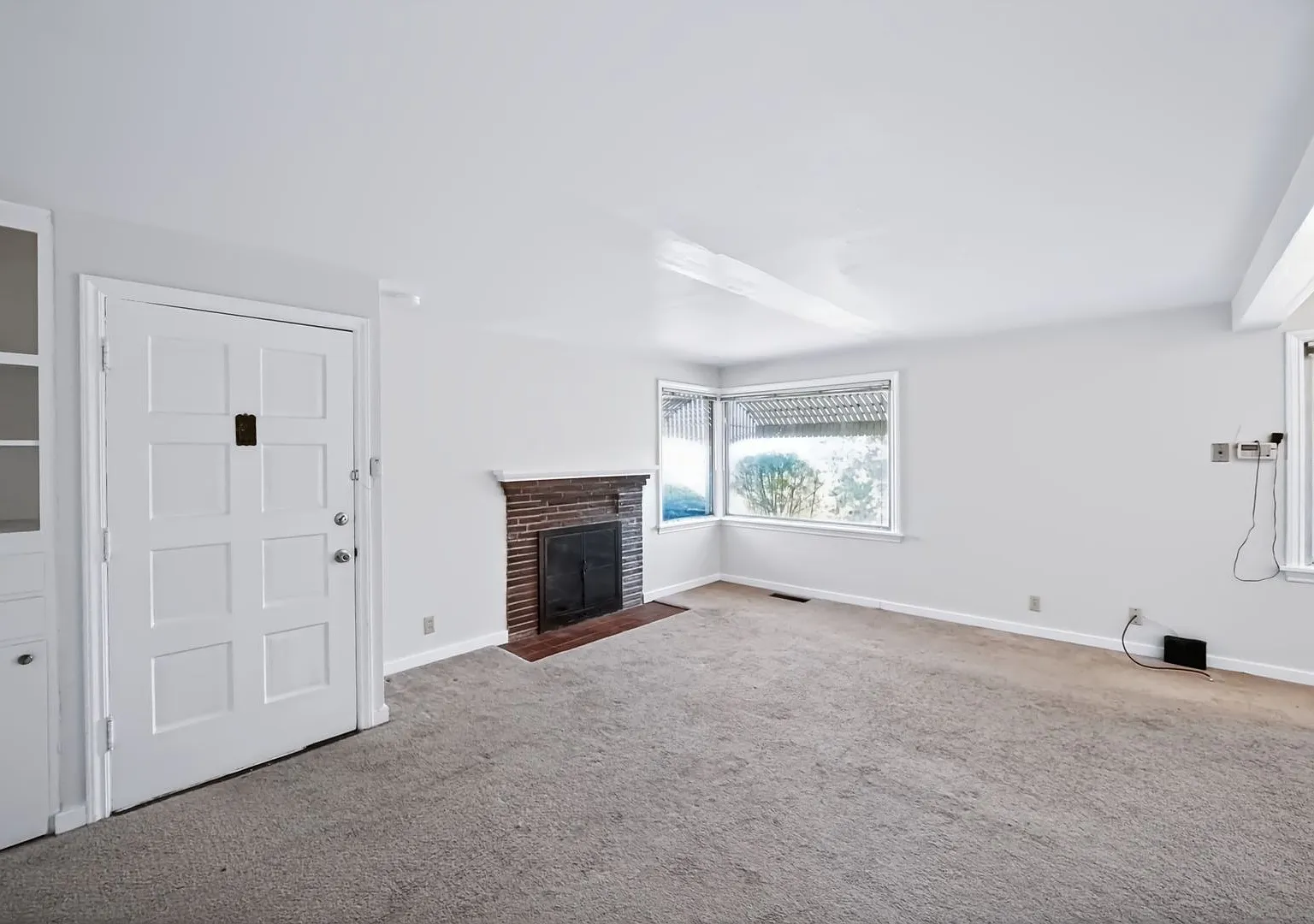 Charming Seattle Home with Sizable Yard, Private Garage, Yard & In-Unit Laundry — Photo 2