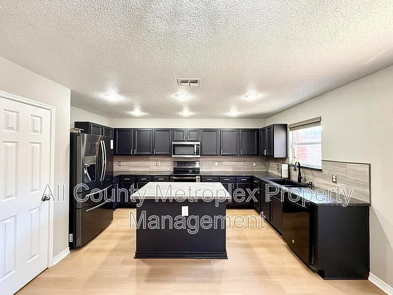 3 bed, 2.5 bath, 2950 sqft, $2,500 — Photo 3