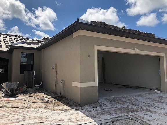 Garage 
(Prior to Landscape)