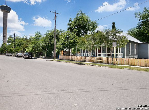 2nd image of 802 Matagorda St