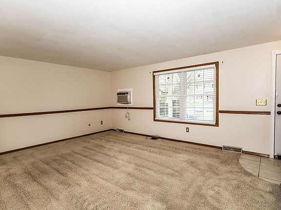 5th image of 7934 Davis Rd N