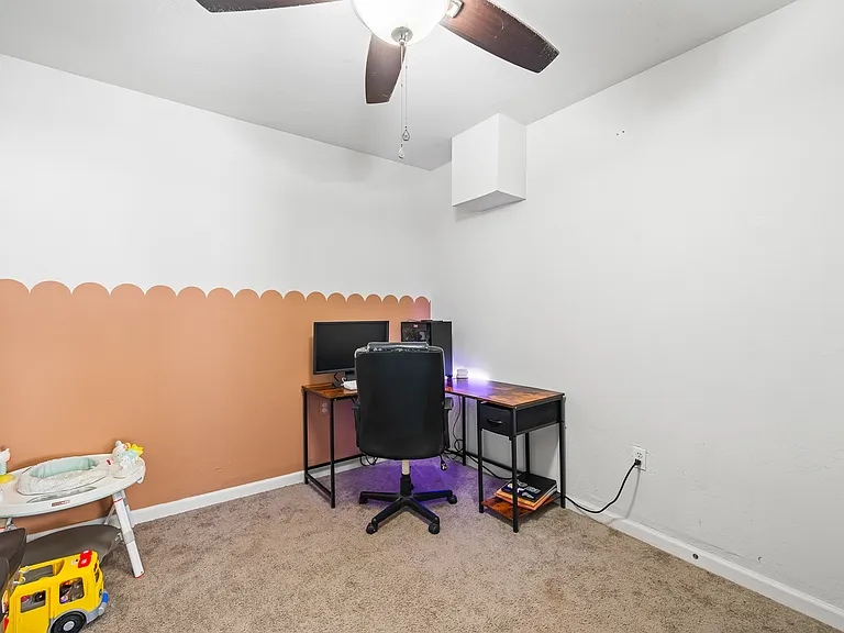 435 W Lynn St — Photo 16