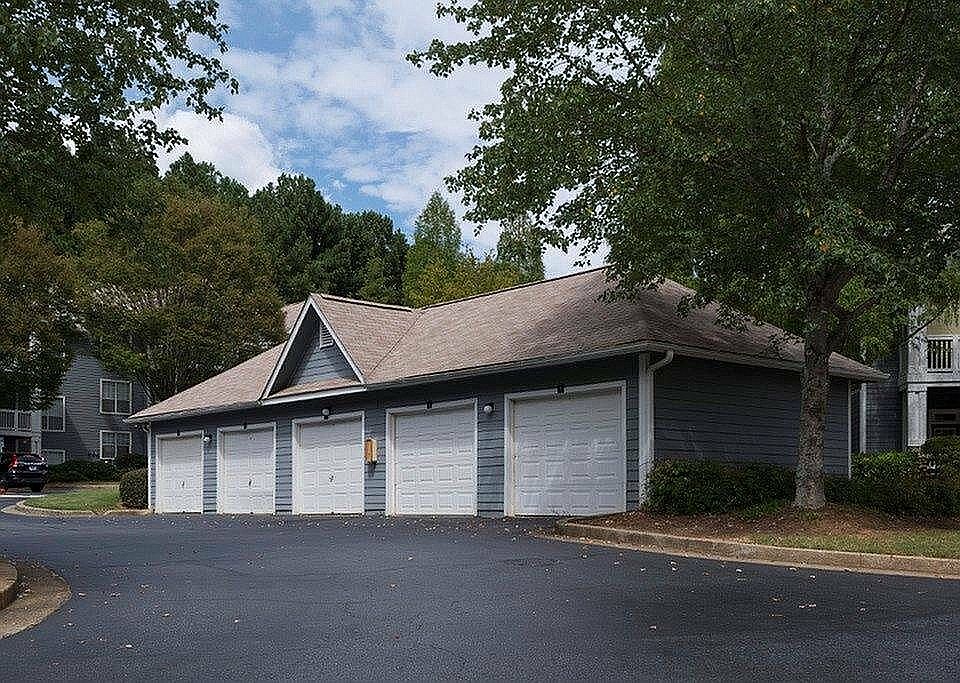 Easy-access garage parking near shopping and dining at Avenues of Kennesaw