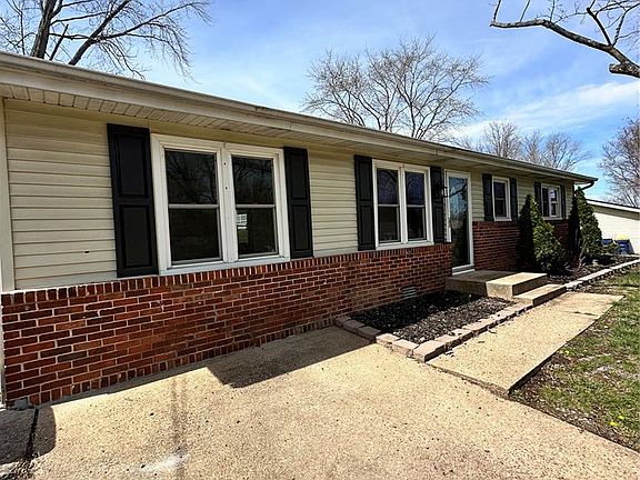 3rd image of 409 Hawthorne Dr