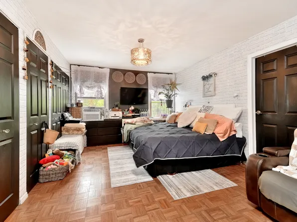 217 Calyer Street image 10 of 11