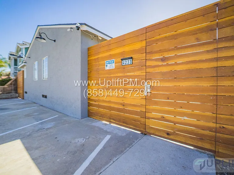 4235 Swift Ave — Photo 2