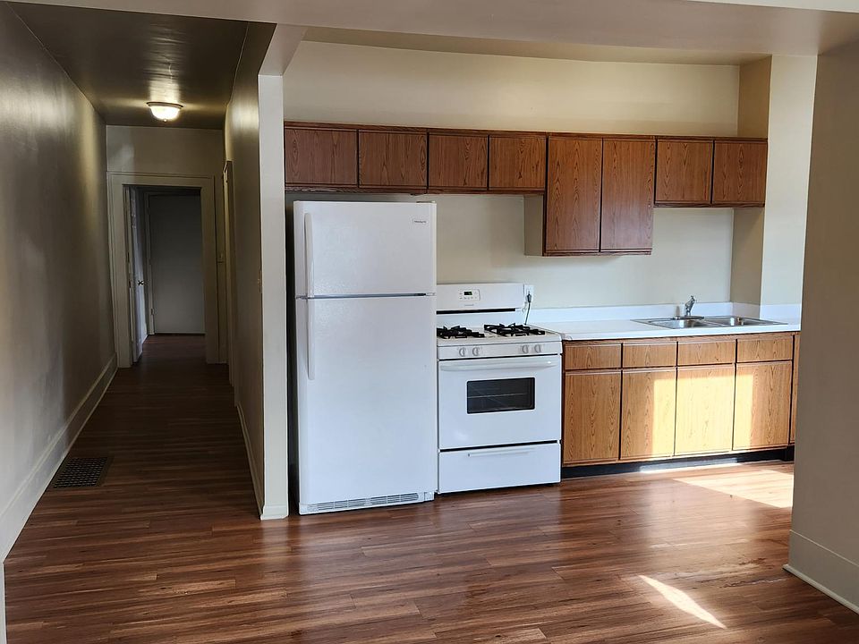 Livingroom to kitchen