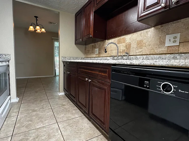 131 Roswell Commons Way — Photo 7