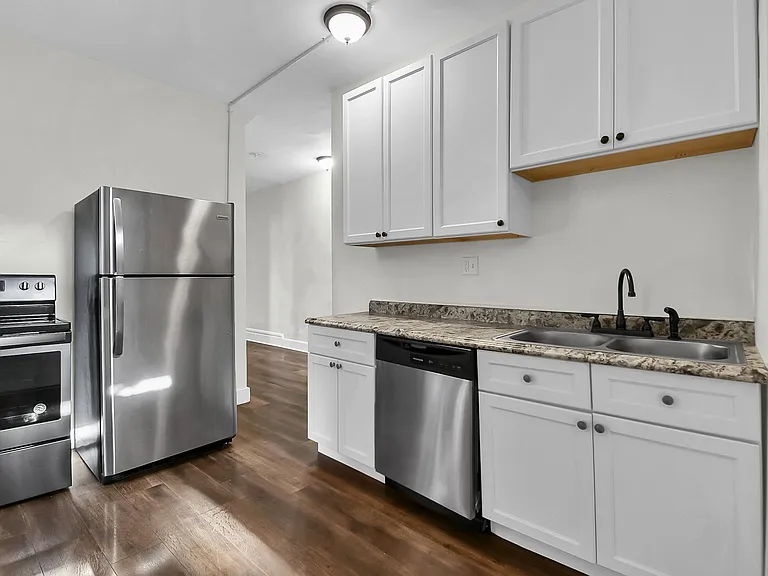 1506 Summit St — Photo 5