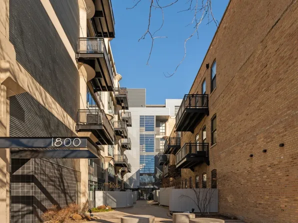 1800 W Grace St, Chicago, IL 60613