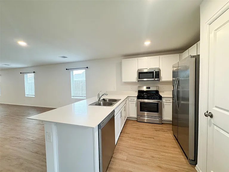 1411 Las Cuevas Dr — Photo 8