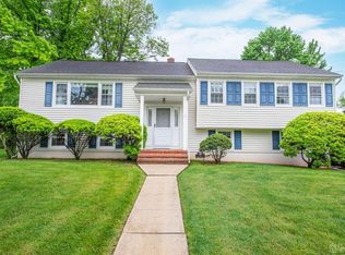 9 Remington Dr, Edison, NJ 08820