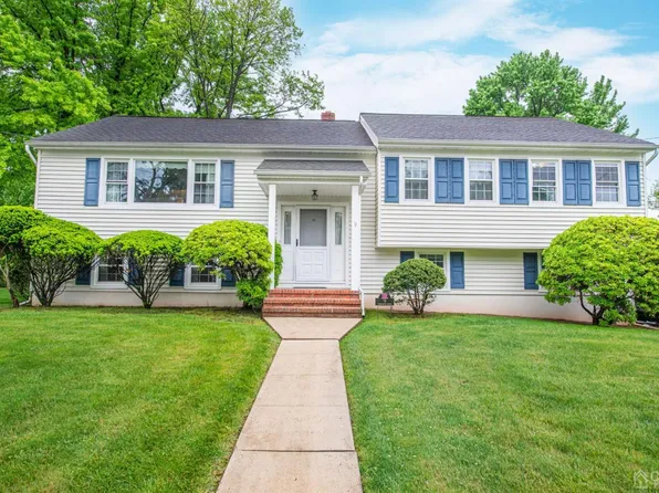 9 Remington Dr, Edison, NJ 08820