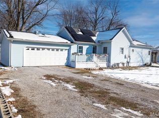 402 E Allen Ave, Witt, IL 62094