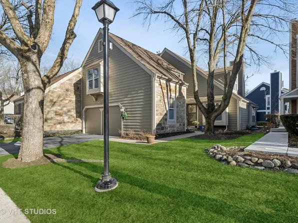 77 Whittington Crse, St Charles, IL 60174