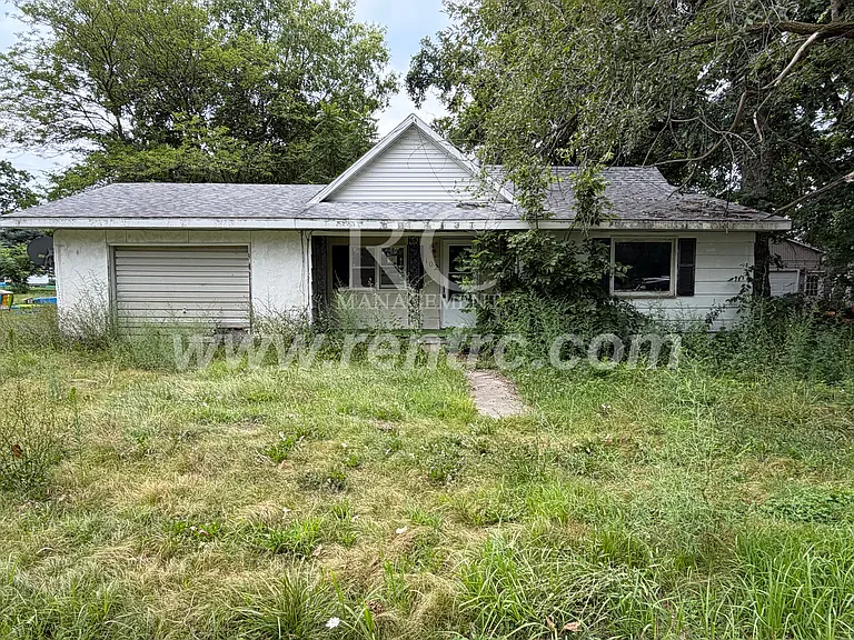 102 S New St — Photo 1