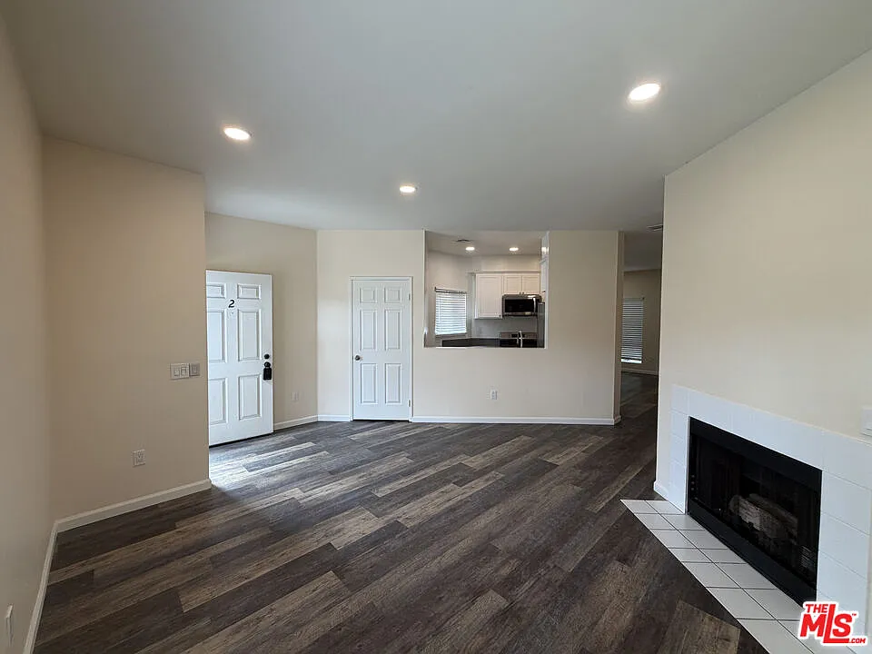2 bed, 2.5 bath, 1200 sqft, $3,400 — Photo 4
