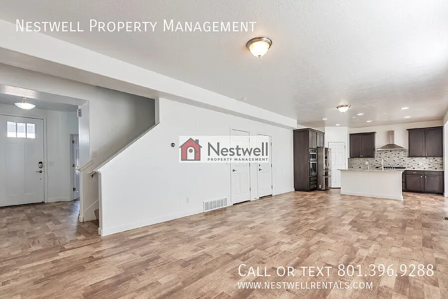 Delightful 5-bed Home in South Jordan! — Photo 3