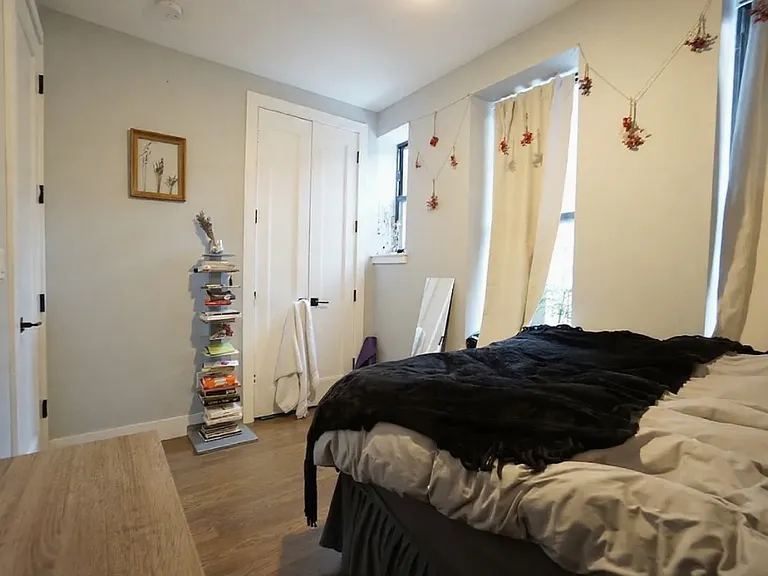 1684 Gates Ave #3L — Photo 2
