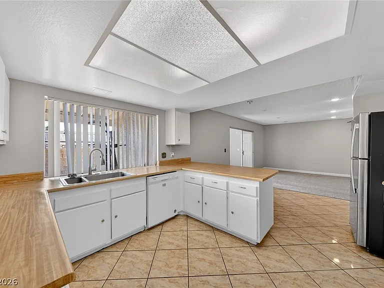 389 Summer Creek Ct — Photo 10