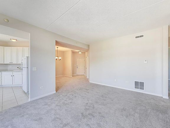 5th image of 715 Astor Ln Unit 307
