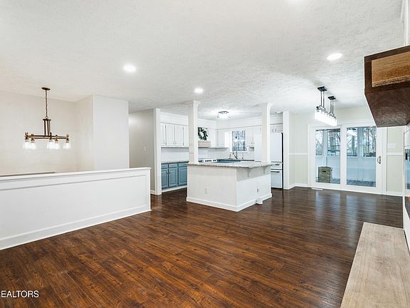 3rd image of 10012 Bluegrass Rd