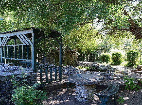 4th image of 1597 Twin Oak Dr