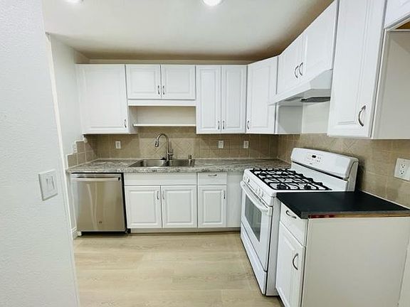 4th image of 22135 Burbank Blvd Unit 1