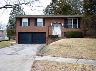 625 Sandy Oak Dr, Ballwin, MO 63021