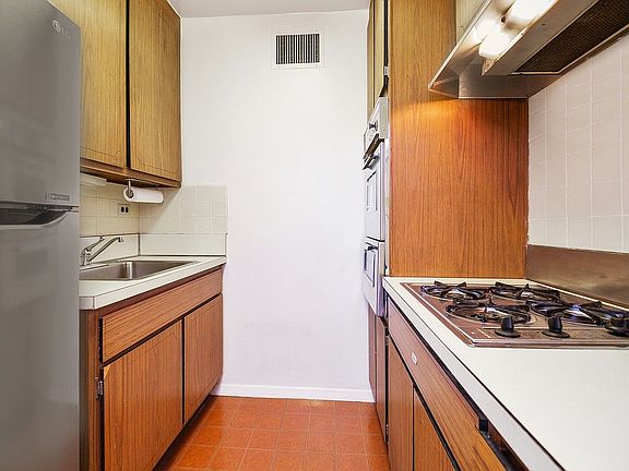 3rd image of 118 E 60th St APT 5D