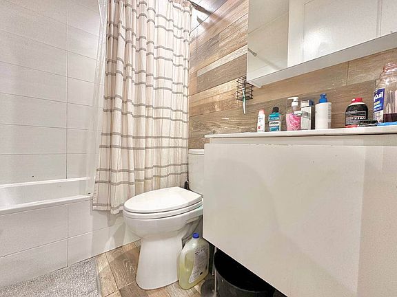 4th image of 277 Irving Ave #1R