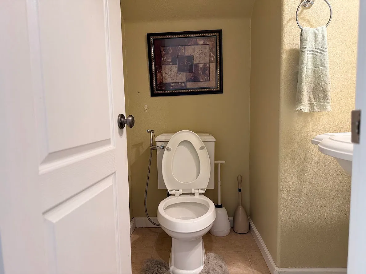 4 bed, 2.5 bath, 1961 sqft, $4,500 — Photo 4