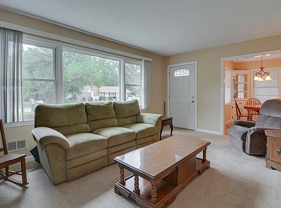 3rd image of 206 Crestwood Dr