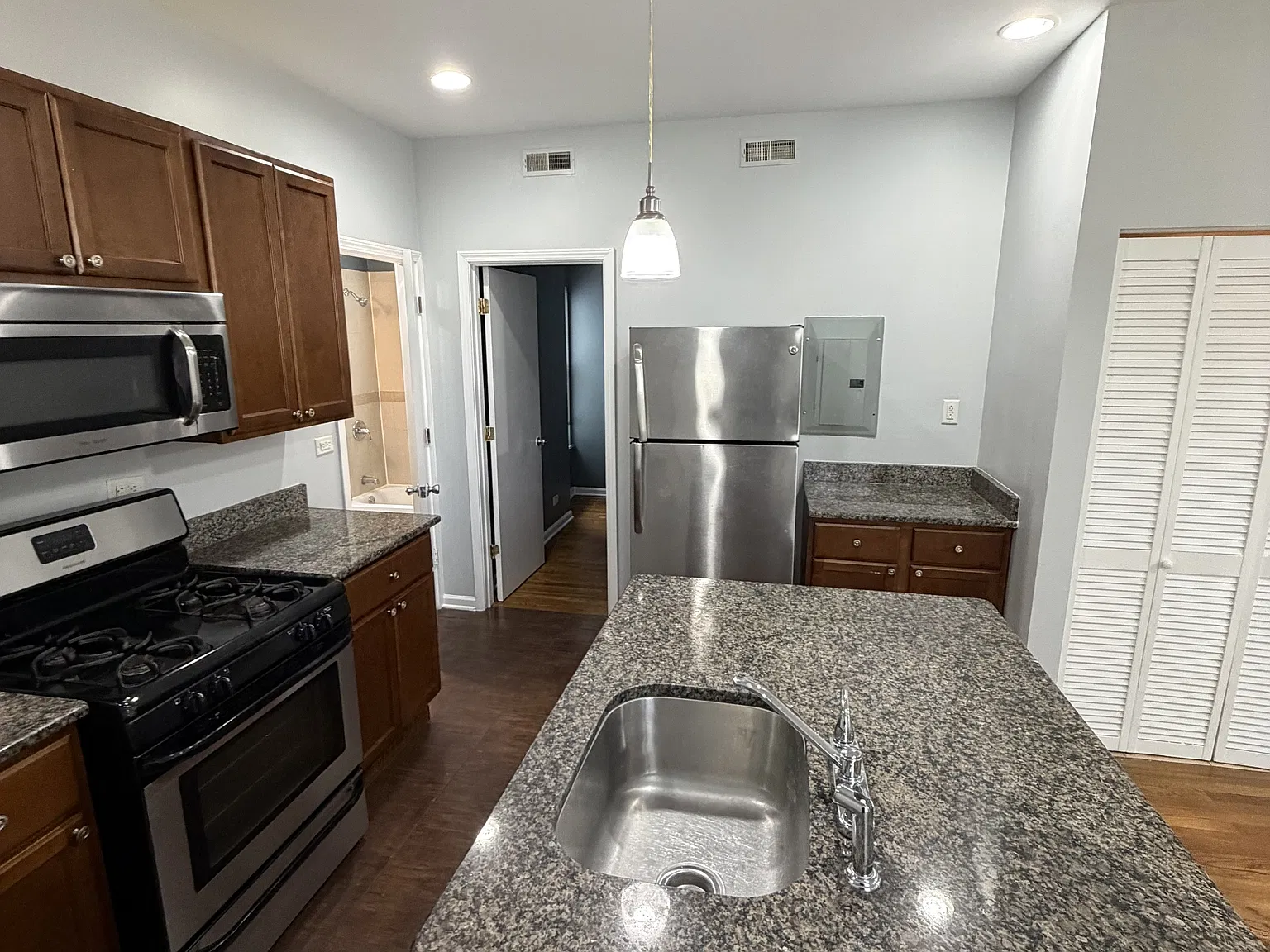 6045 S Rhodes Ave — Photo 1