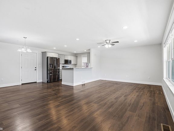 4th image of 314 N Main St
