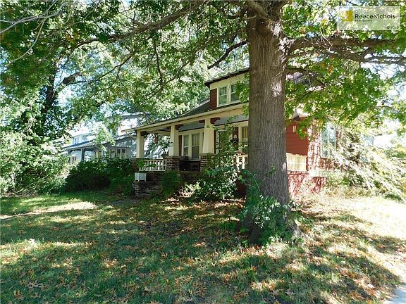 3rd image of 601 E College St