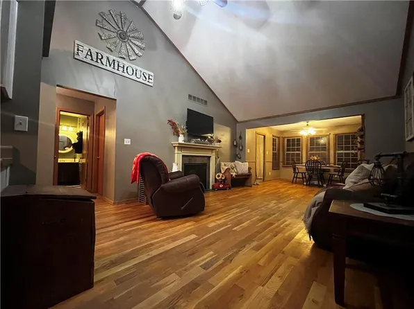 319 Countryside Dr, Mc Louth, KS 66054