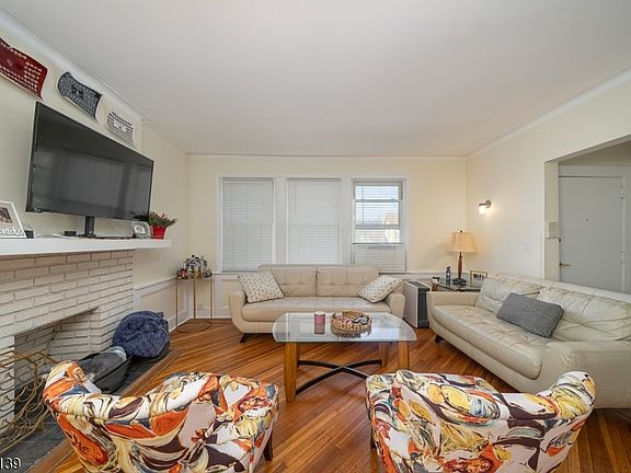 4th image of 330 Academy St