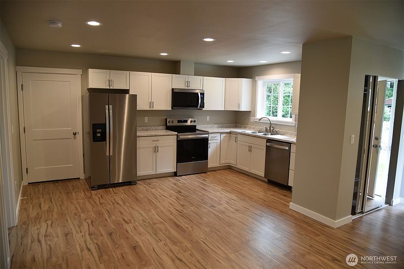 3rd image of 8452 Aspen Court