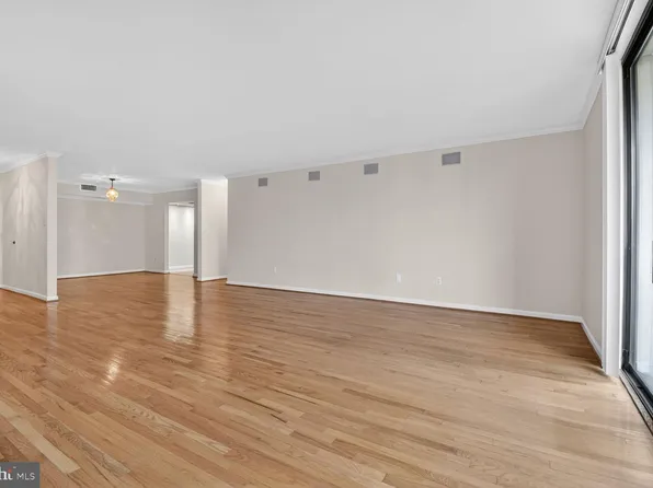 1101 S Arlington Ridge Rd APT 504, Arlington, VA 22202