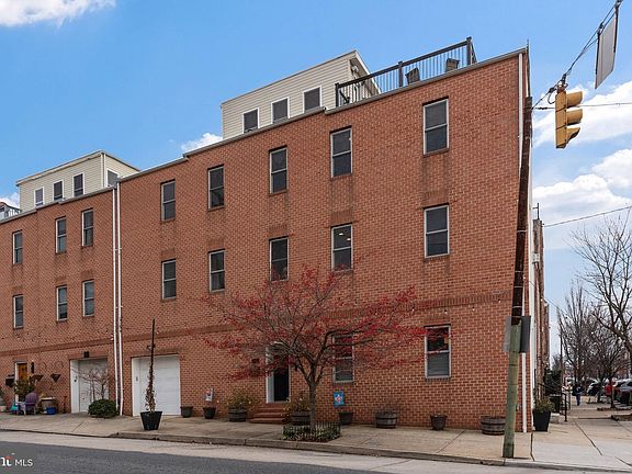 2nd image of 1101 S Clinton St