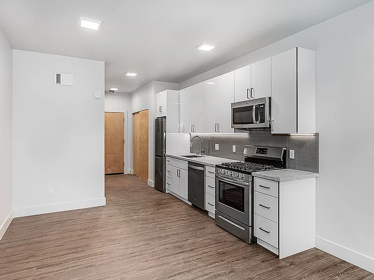 423 Terry Apartment — Photo 39