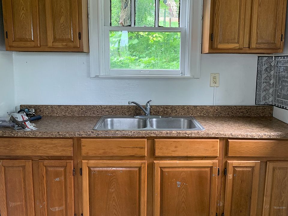 two bedrooms/one bath house in Charleroi