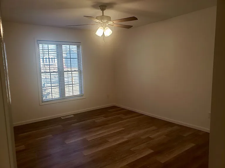 1424 E Hanover St — Photo 16