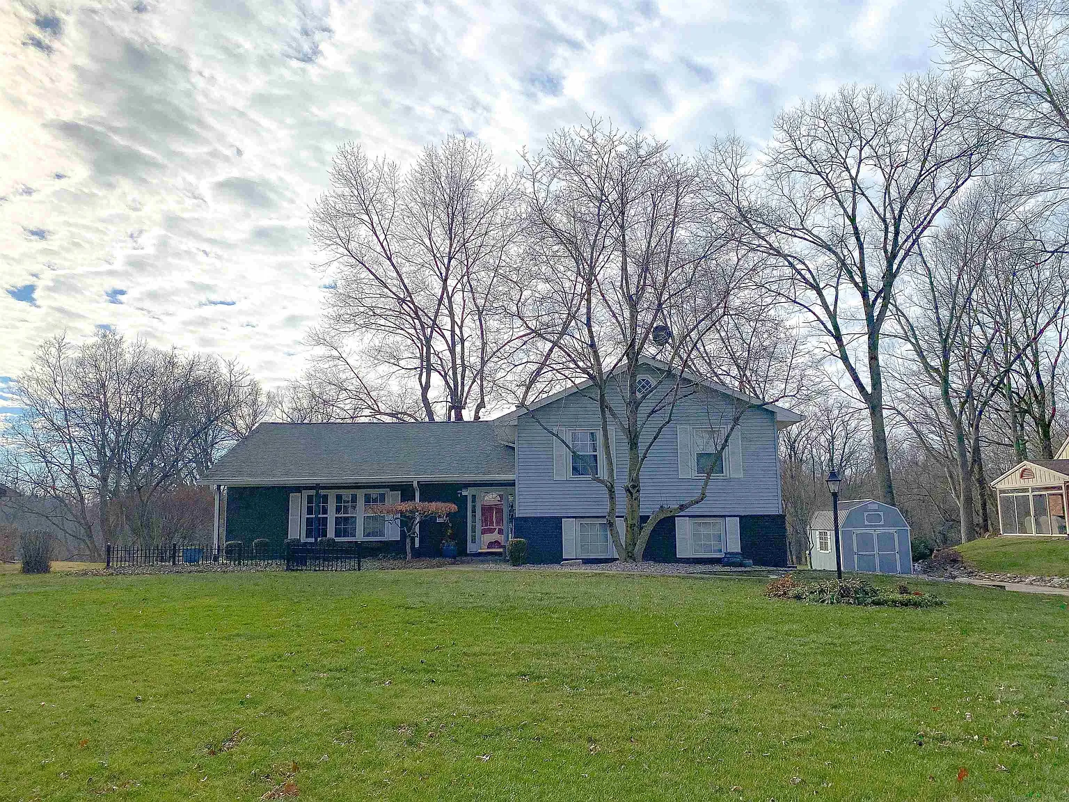 1513 Greenacres Dr photo 1